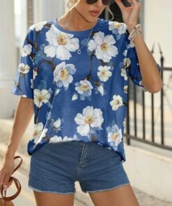 Brand new βοΈ Pink Daisy Blue & White Floral Crewneck Tee - π© Women β¨